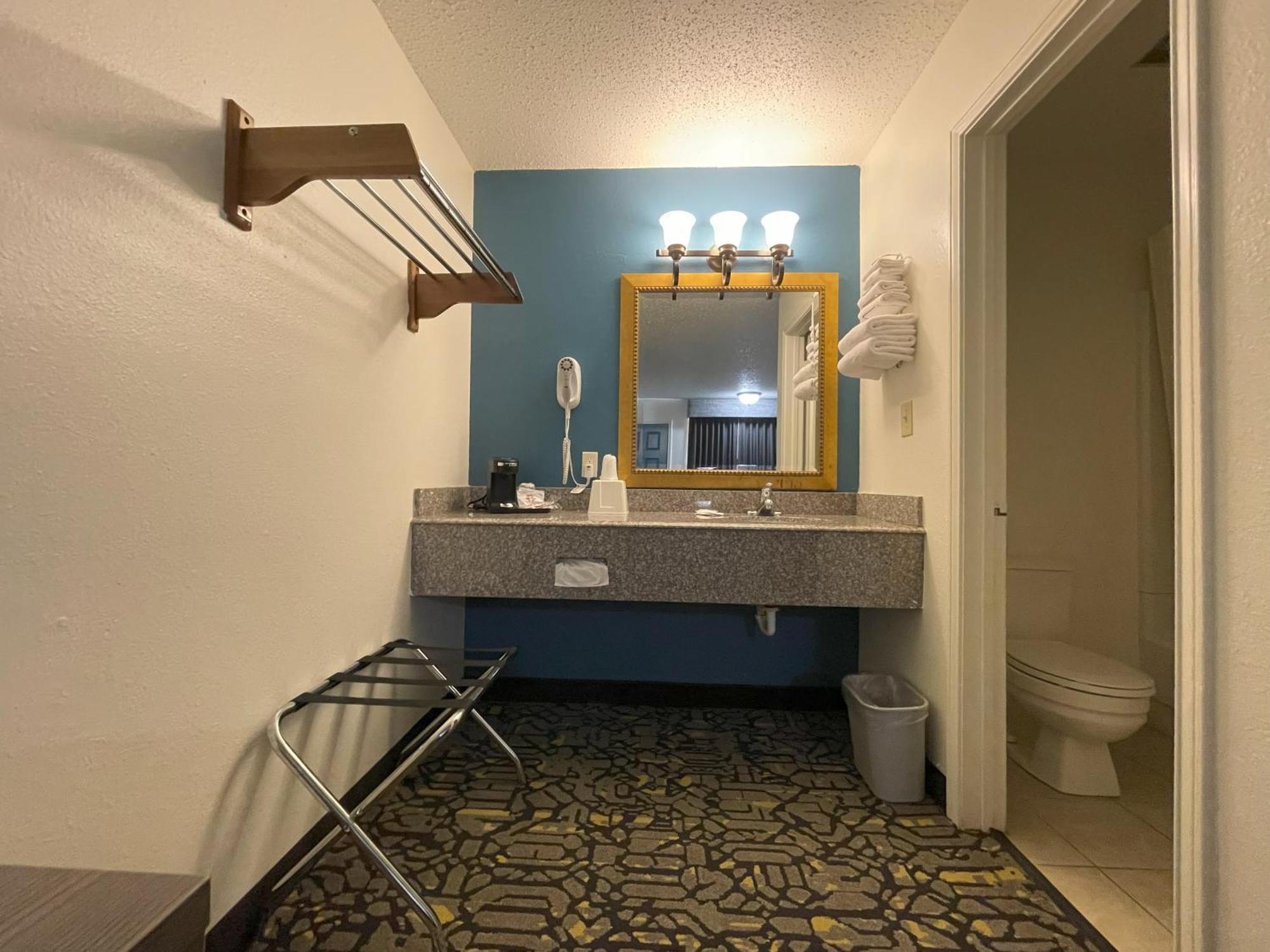 Countryside Inn Malakoff エクステリア 写真