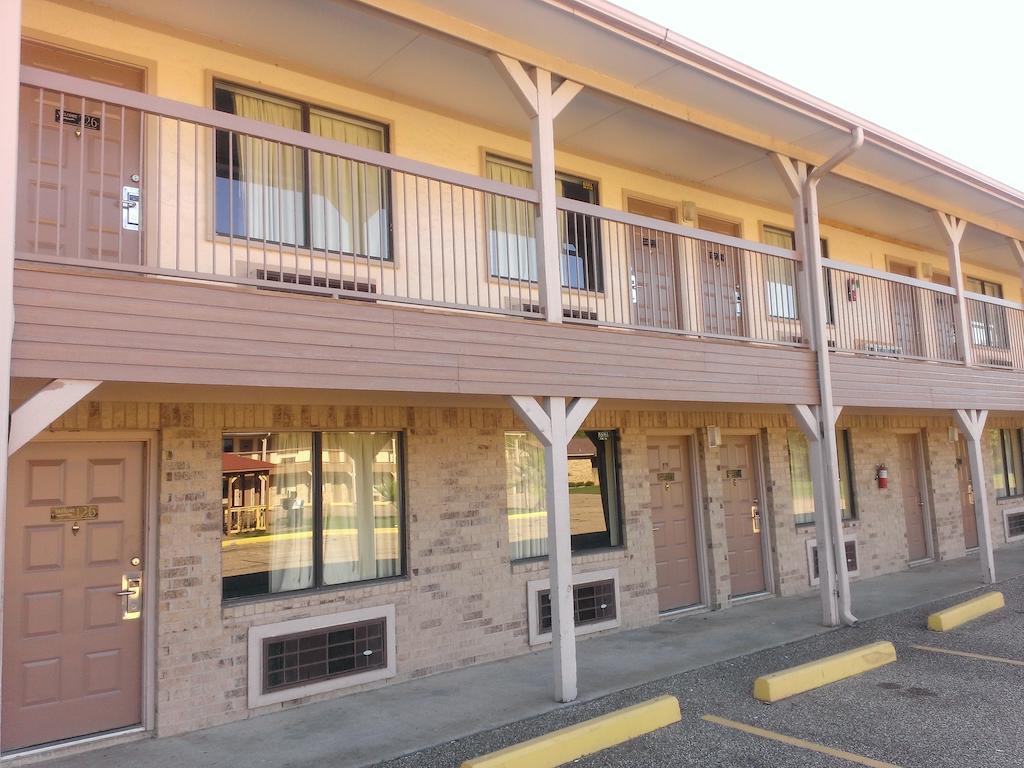 Countryside Inn Malakoff エクステリア 写真
