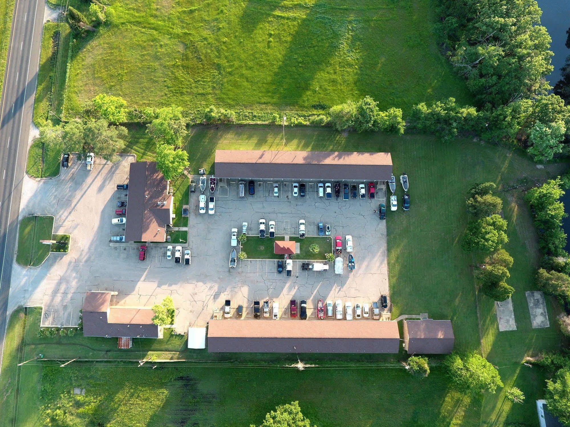 Countryside Inn Malakoff エクステリア 写真